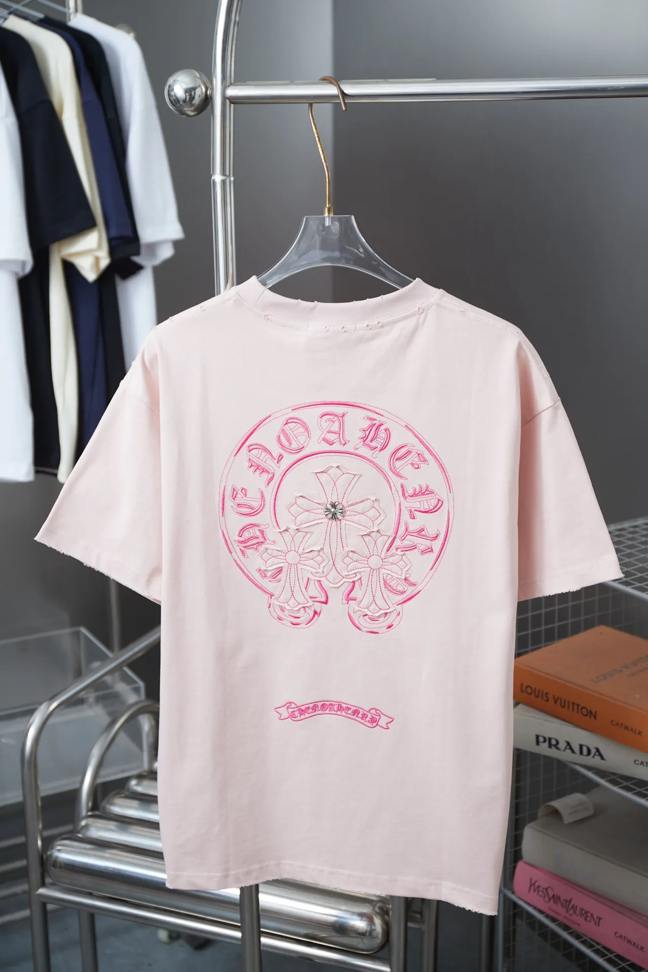 🅿️220 Ch*ome Hearte 25SS early spring new style, appliqué embroidered heart cross short sleeves, light luxury, essential item for daily commuting for men and women, correct version, welcome to compare, detailed features · 320g 100% pure cotton double yarn jersey fabric · Custom dyed in the same vat, special thickened 32 pieces double-strand 1X1 thread · Imported Tajima machine embroidery tatami embroidery ➕This cloth patch embroidery · Hand-stitched Croxin hardware accessories · Hand-made fraying of collar, cuffs and hem · Double-needle stitching across seams · Original main mark, washed tag, branded moisture-proof paper packaging Color: Black/White/Pink Size: S/M/L/XL